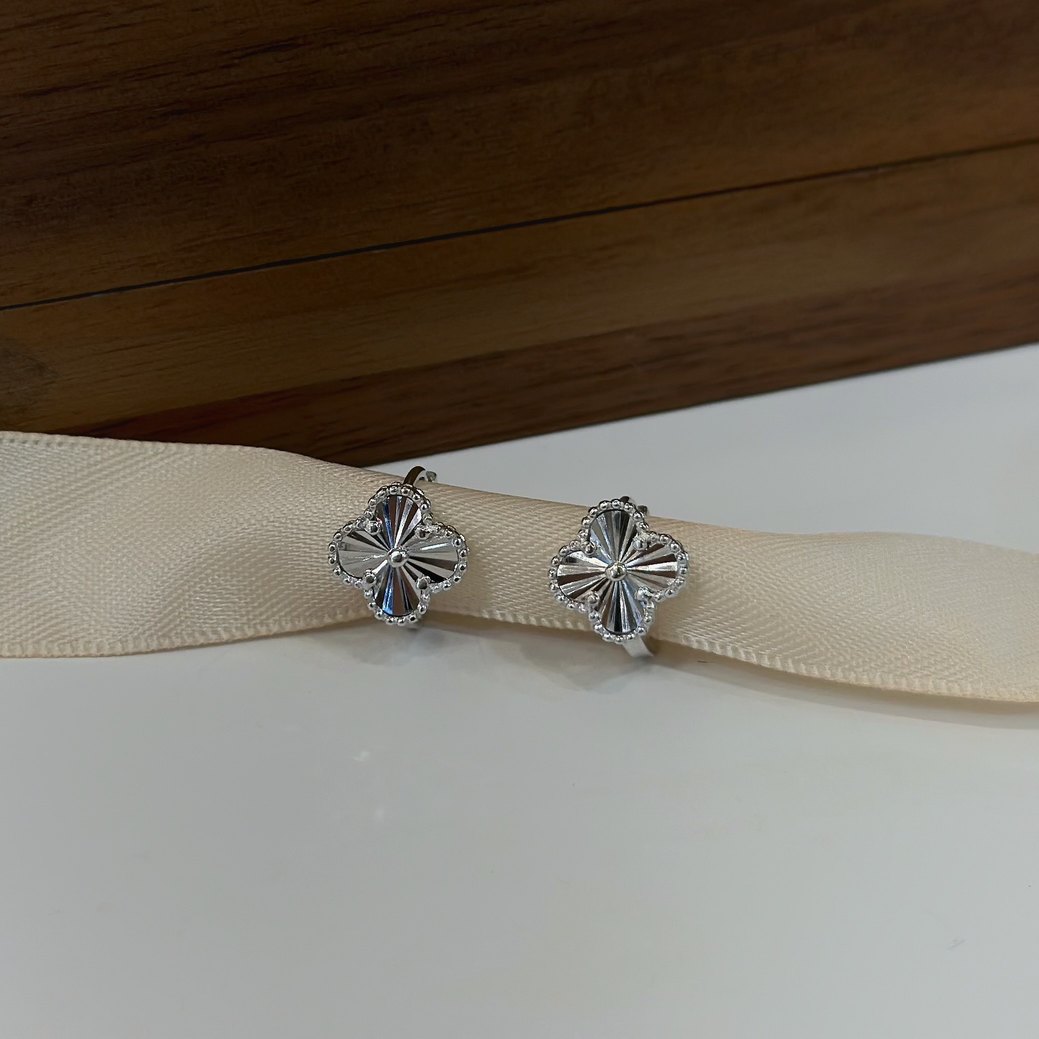 H16【輕奢】中款切割四葉草純銀易扣