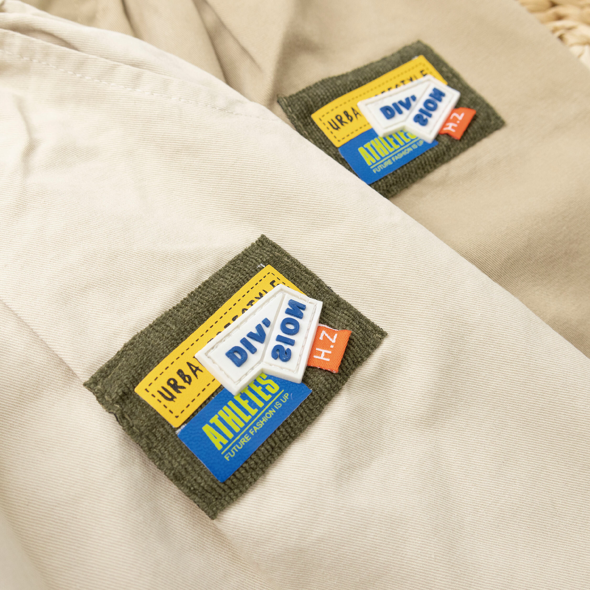 【H35809】創意標籤拼貼休閒長褲＊二色