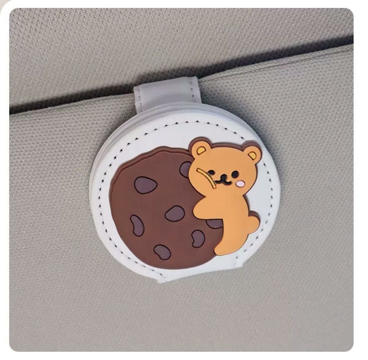 Popular car sun visor glasses clip (white, Cookie Bear)