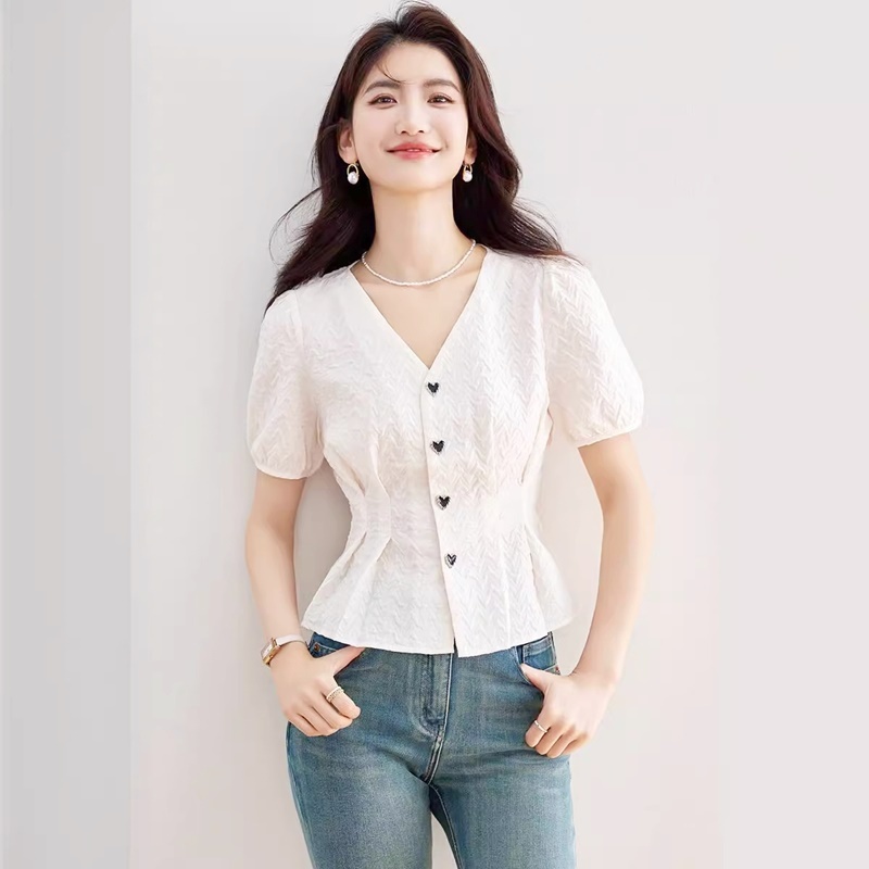 愛心釦短版壓紋上衣 米杏