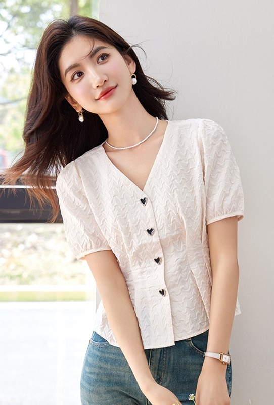 愛心釦短版壓紋上衣 米杏