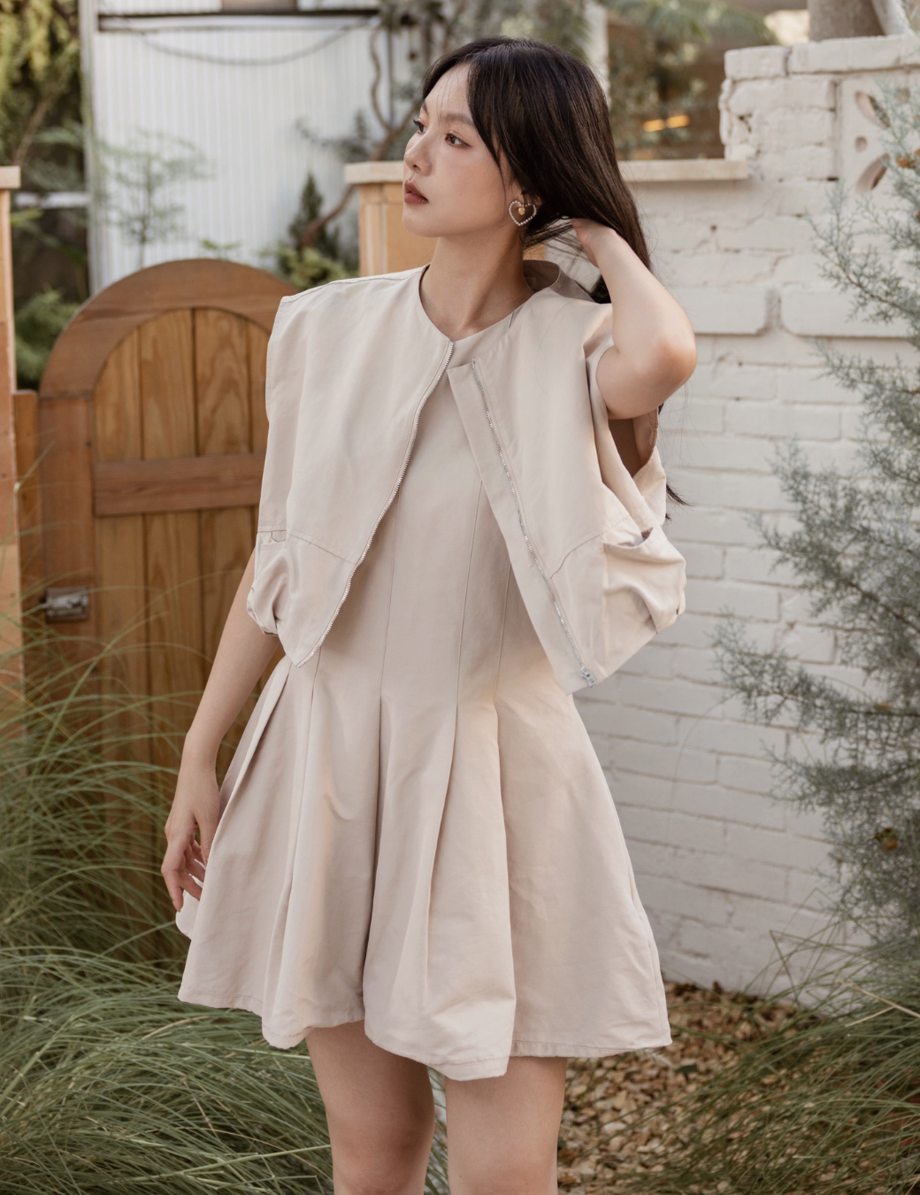 率性造型無袖短洋裝（奶茶色/2尺寸）