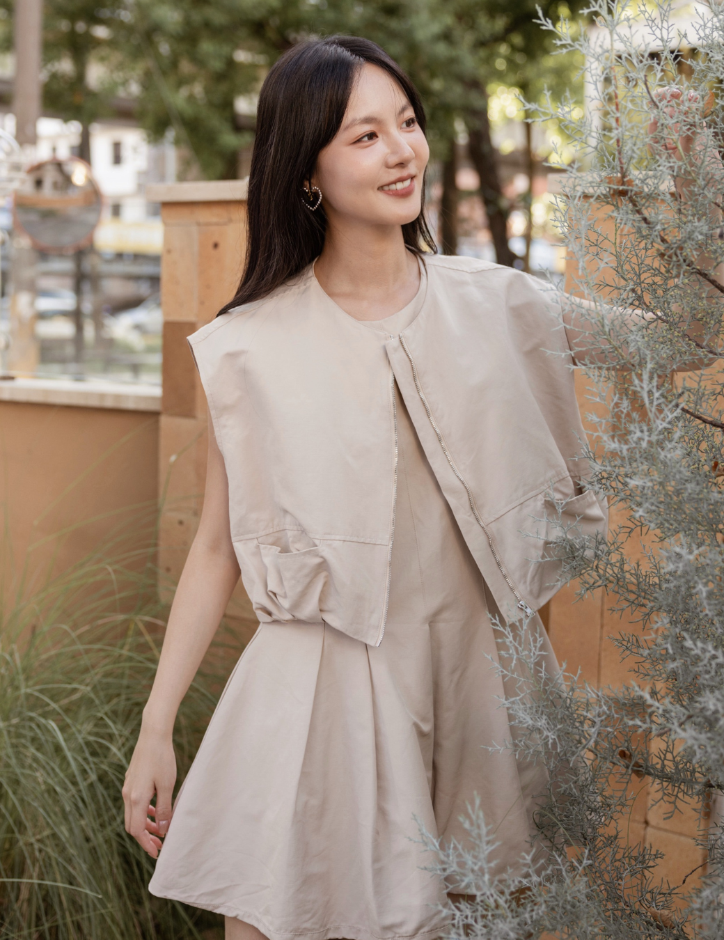 率性造型抽皺背心外套（奶茶色）