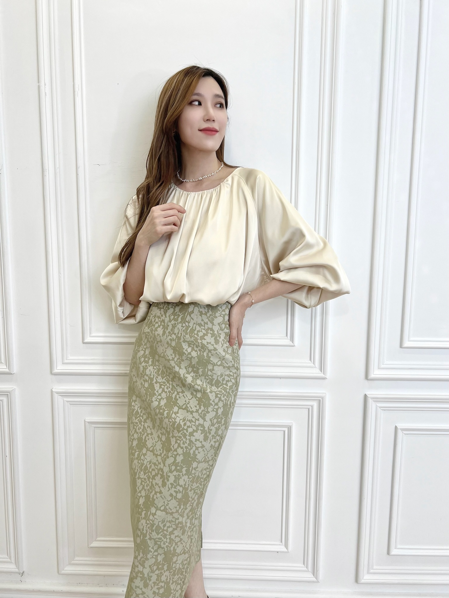 輕奢感光澤澎袖抓皺上衣