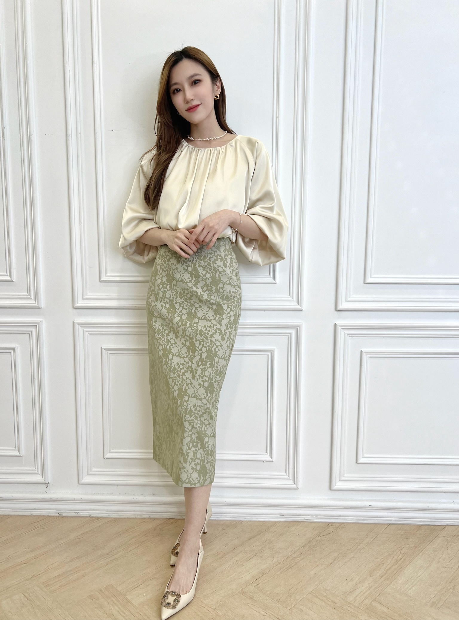 輕奢感光澤澎袖抓皺上衣