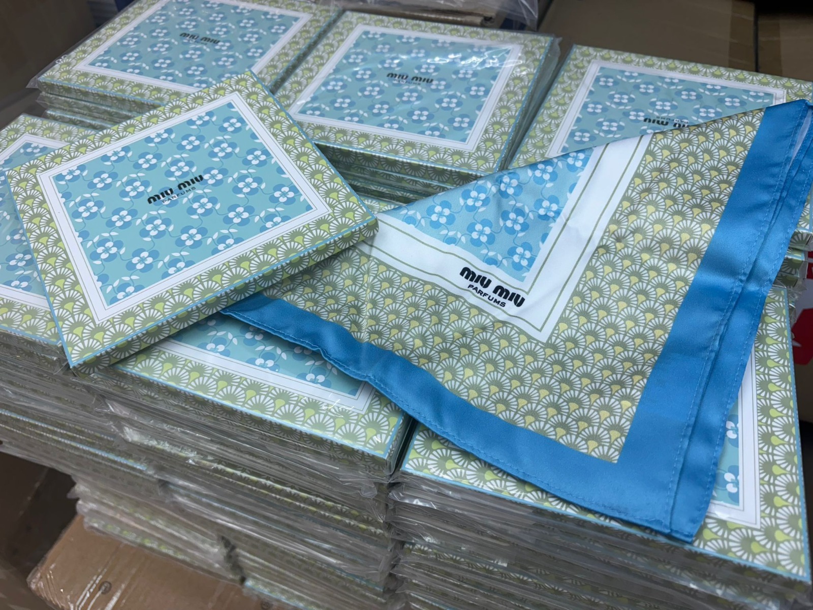 MIU MIU 復古優雅絲巾禮盒 (專櫃)