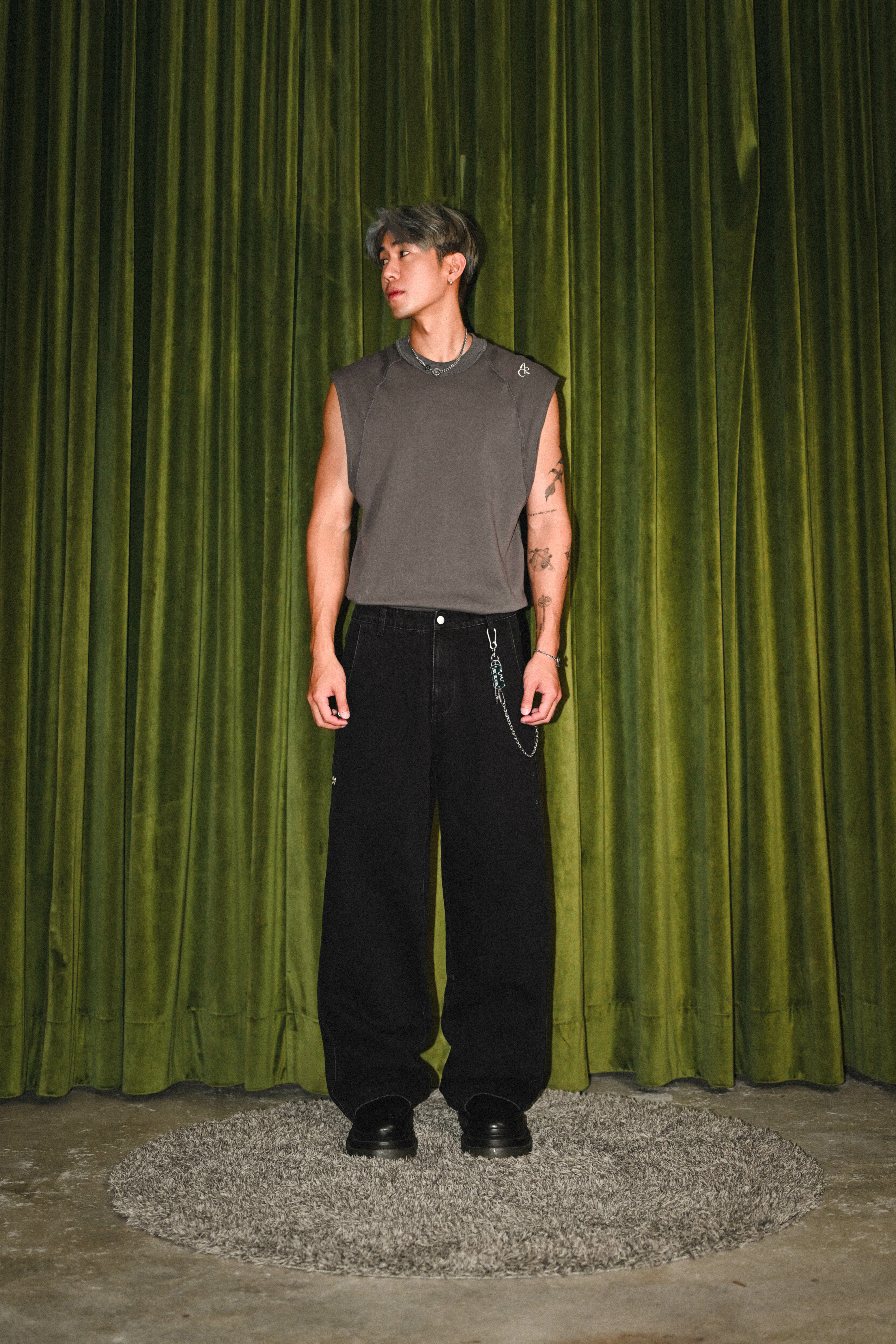 ARC CHARM BAGGY JEANS