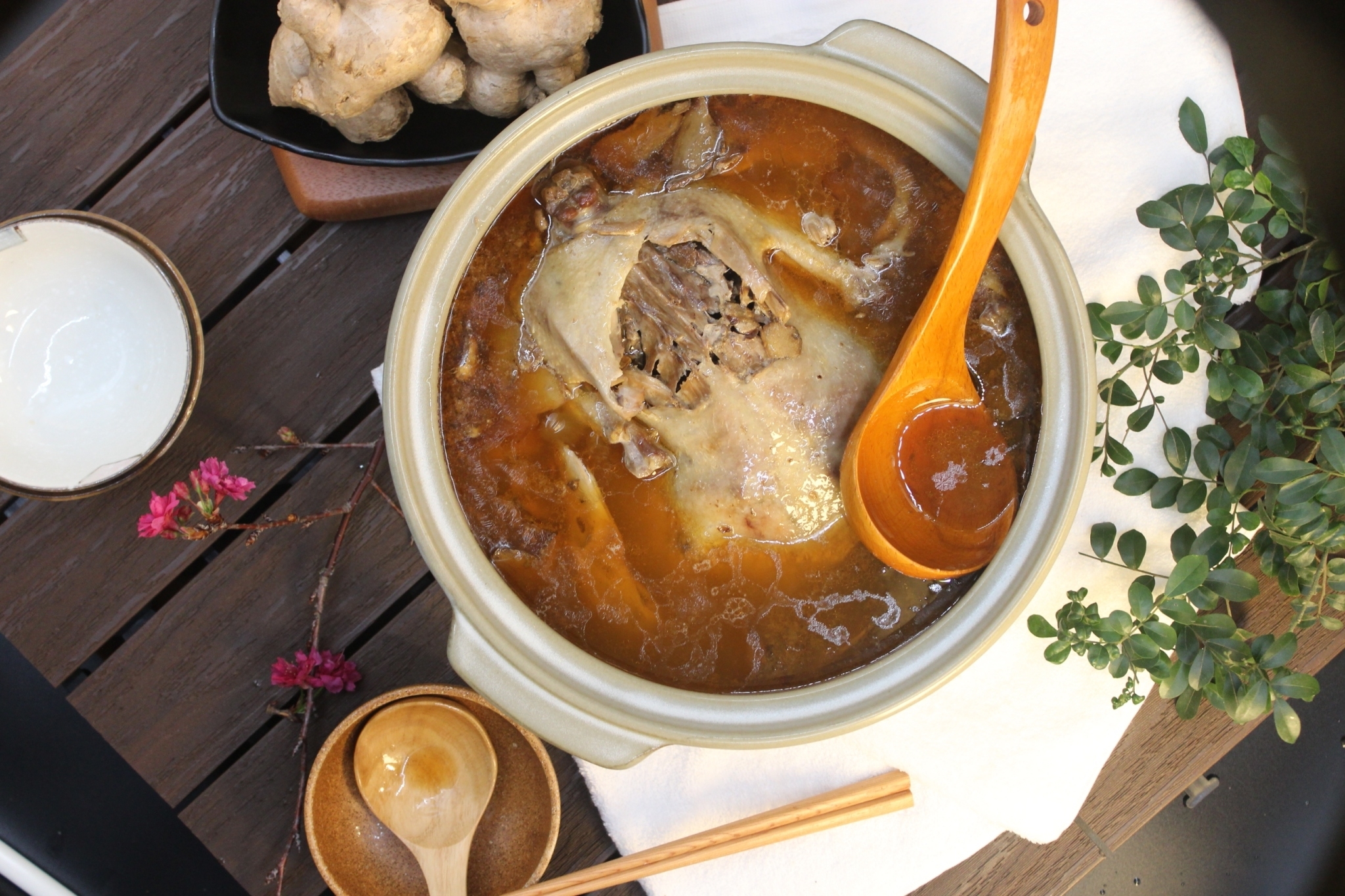 招牌麻油燜鴨煲