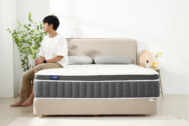 男子坐臥在擁抱支撐床墊的床緣，也絲毫不會滑落。