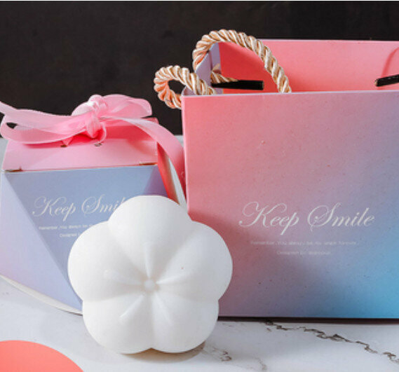 Hotly recommended handmade flower essential oil facial soap (gift box + handbag **free foaming net) [moon white/milk fragrance]