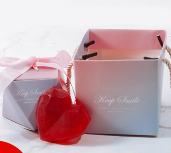 Hotly recommended festive red handmade essential oil soap (ribbon gift box + handbag) [Crystal Red]