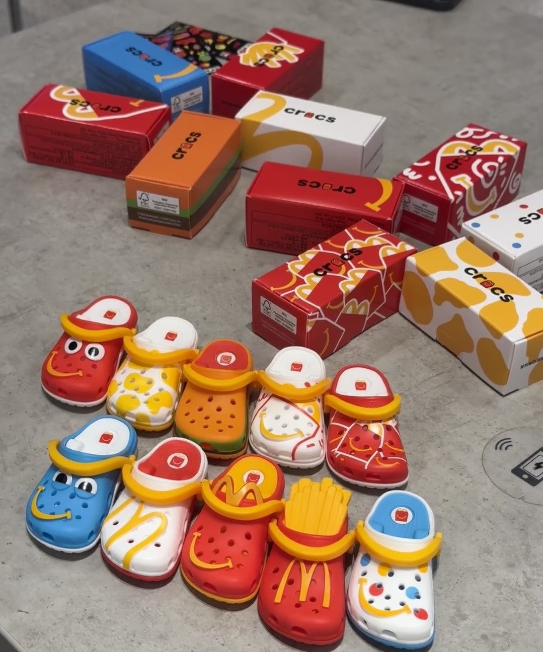 #瑕疵 BJY STORE 麥當勞 X CROCS聯名玩具 mini洞洞鞋吊飾 瑕疵款!!!