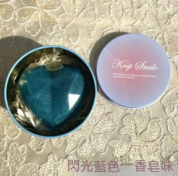 Popular love handmade soap (blue glitter heart soap + 2 iron boxes) [weight about 60g]