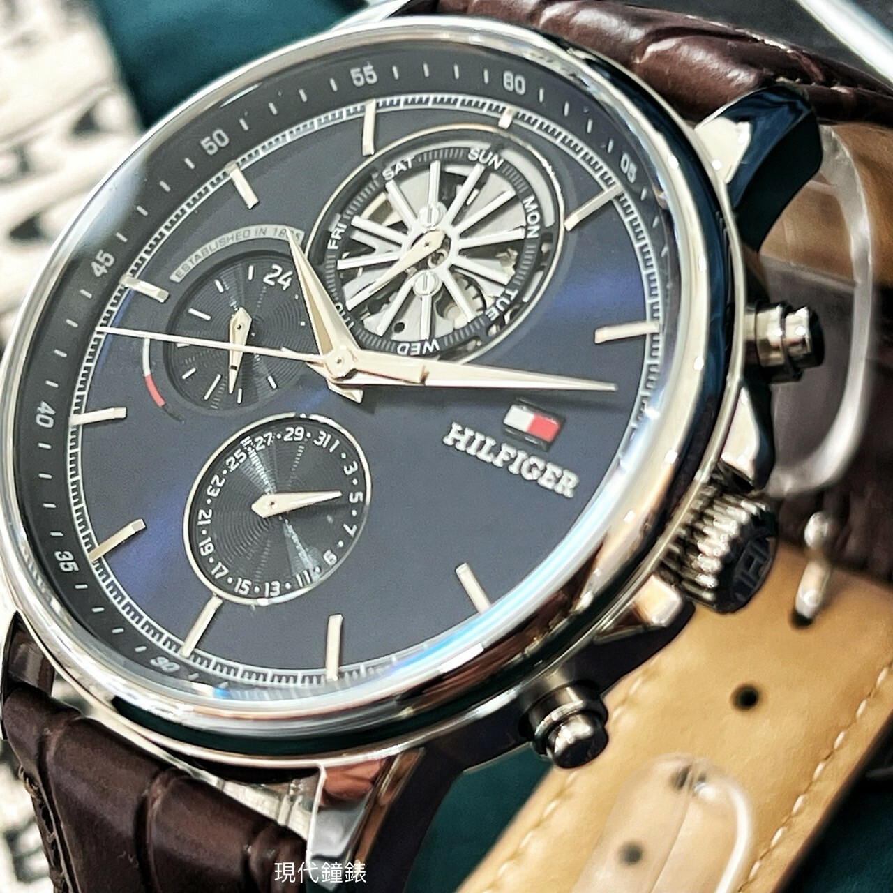 【Tommy Hilfiger】三眼透視機芯石英皮革款男錶1710629 44mm 現代鐘錶