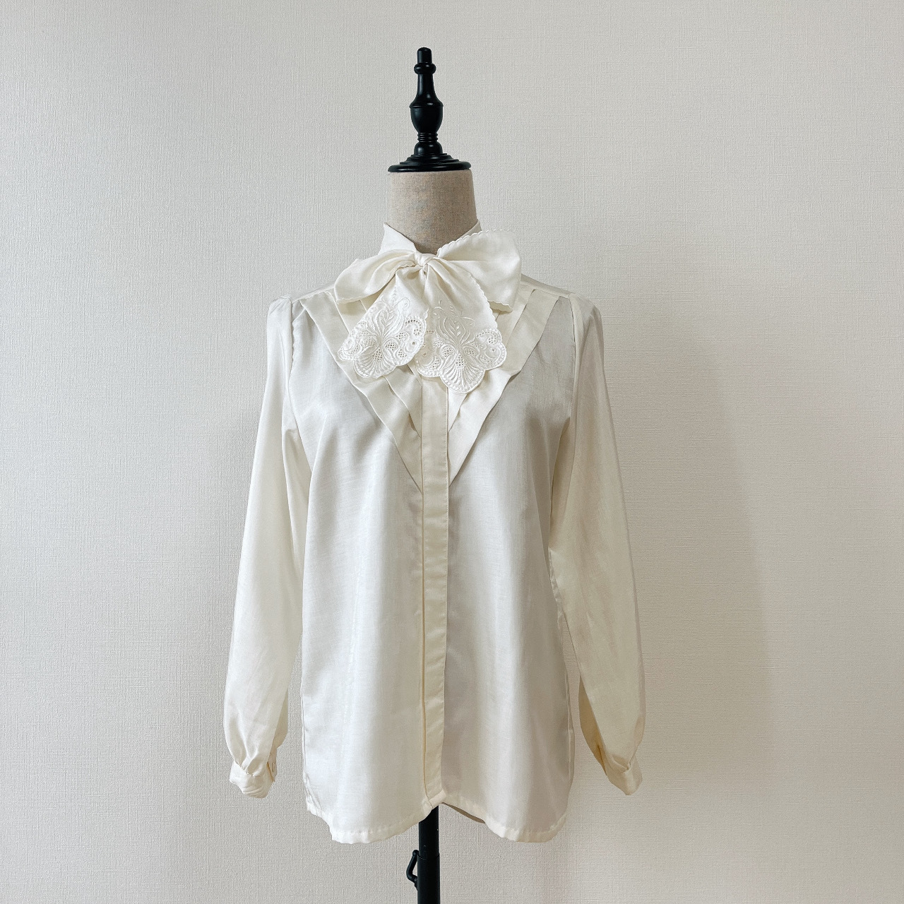 米色微光澤感刺繡領帶上衣