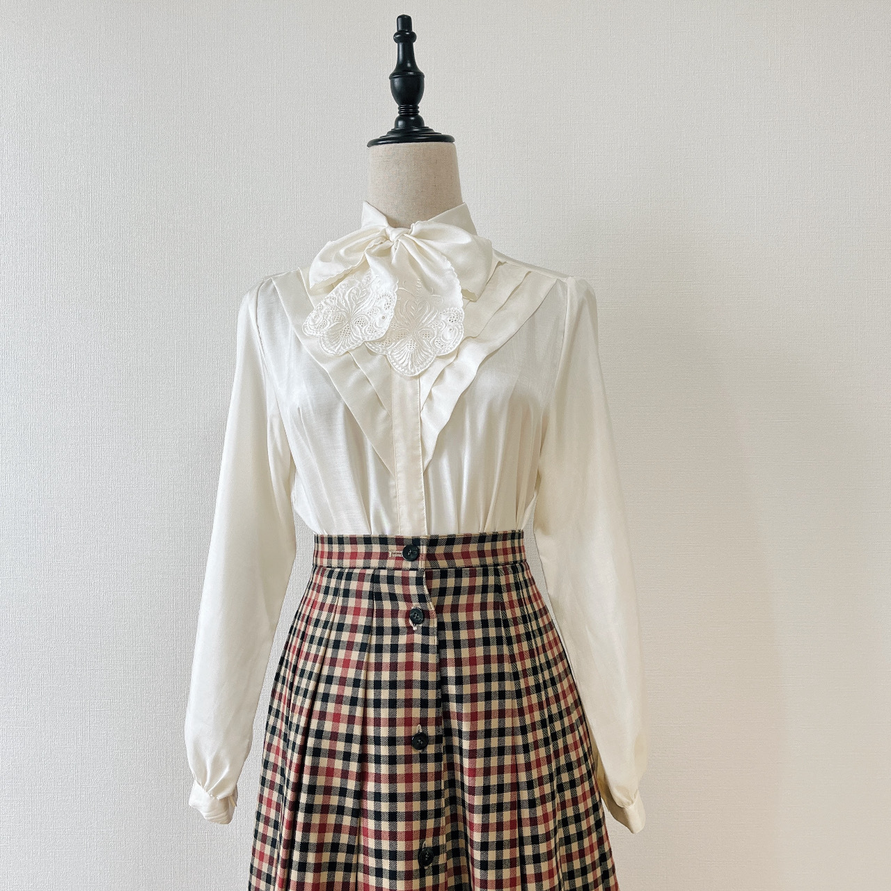 米色微光澤感刺繡領帶上衣