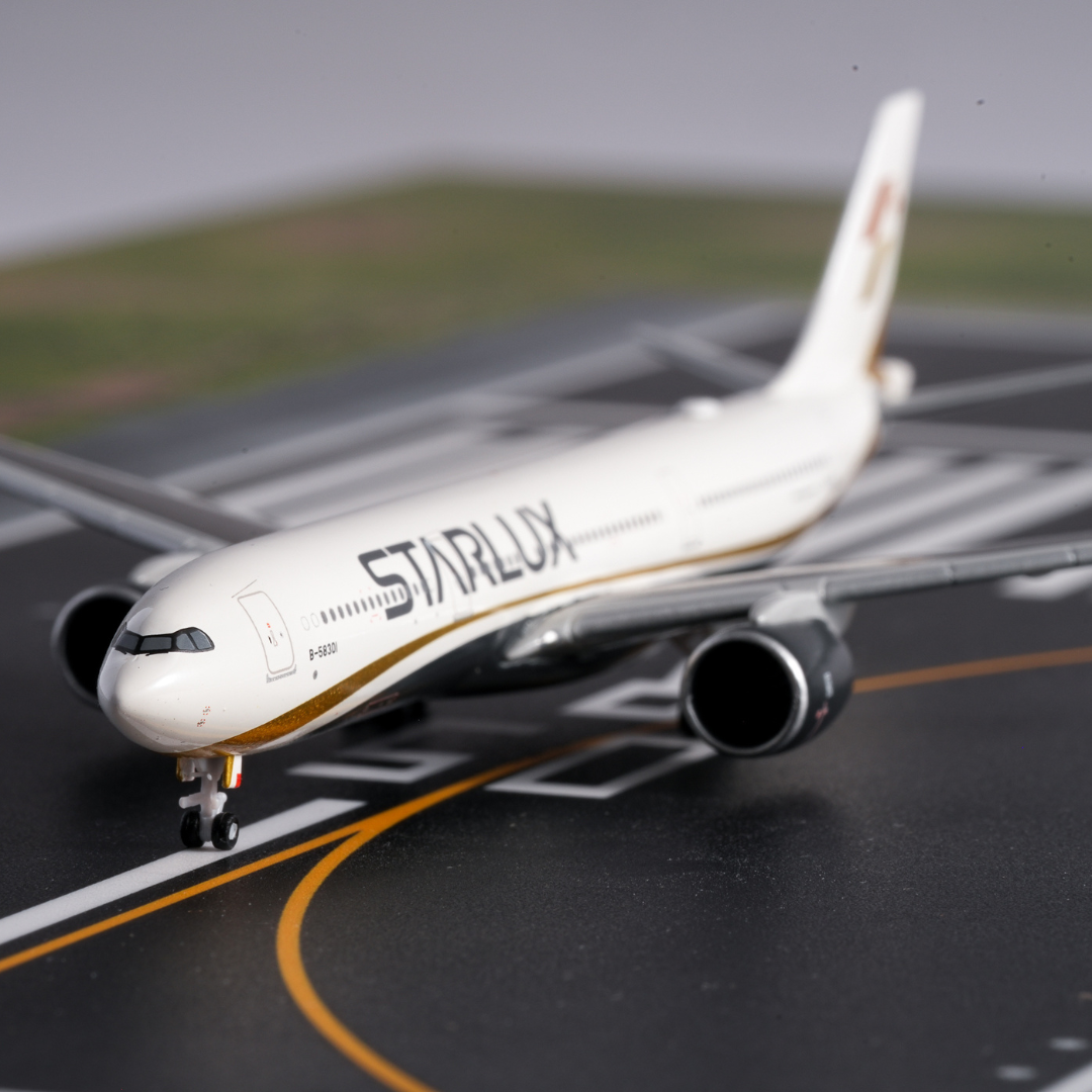 STARLUX | A330-900neo 1: 500 Aircraft Model (Herpa)