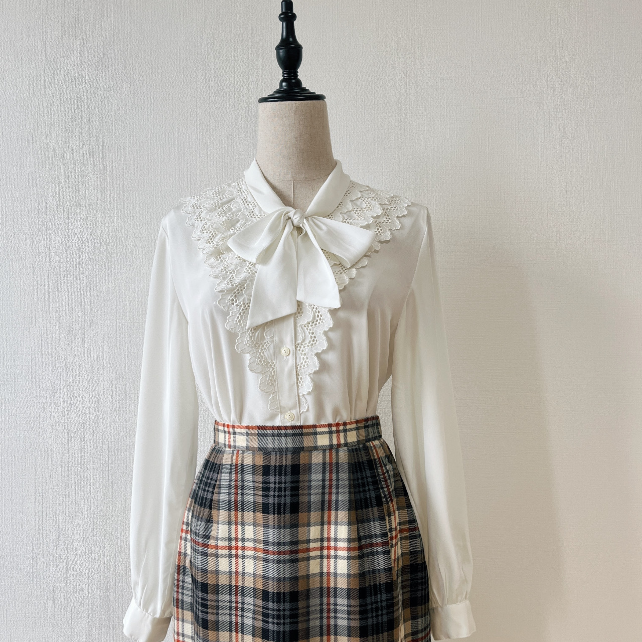 白色刺繡Ruffle配大蝴蝶結上衣