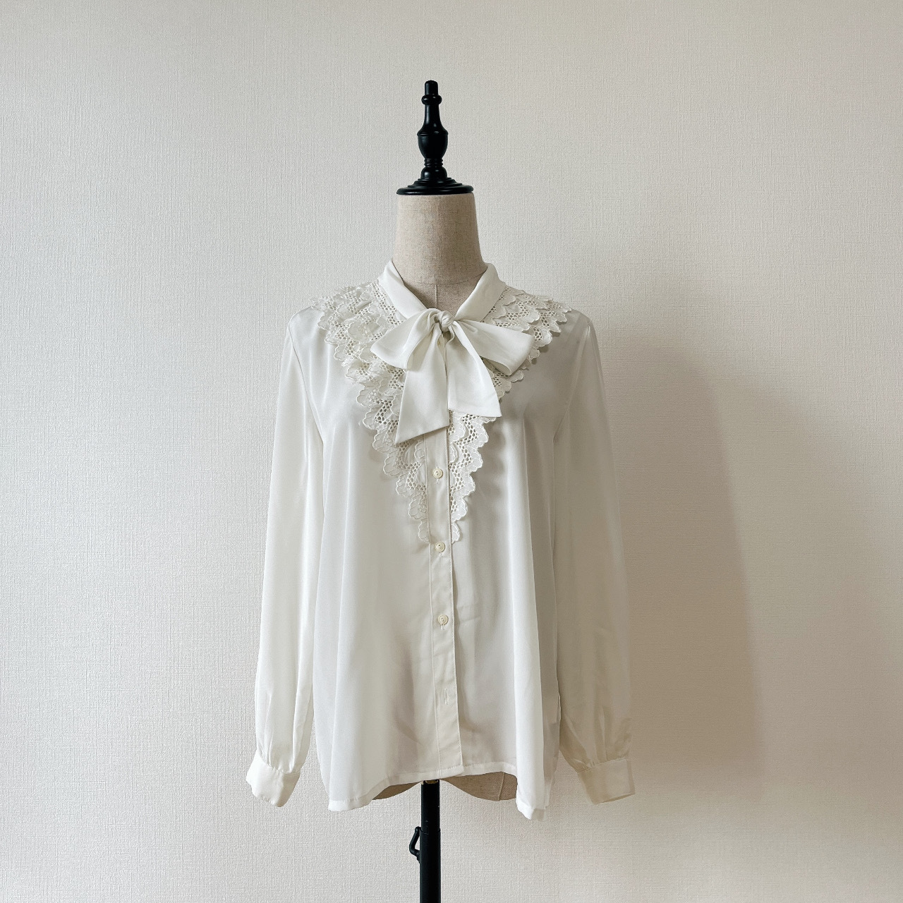 白色刺繡Ruffle配大蝴蝶結上衣