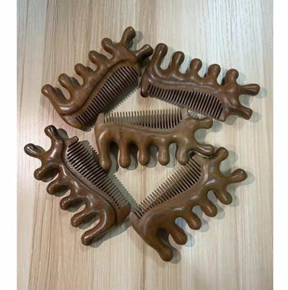 Popular massage sandalwood comb, hair treatment and eye multi-functional health comb (sandalwood comb bag - 1 random one from the main picture)