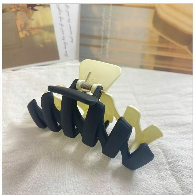 Hot Selling Irregular Color Matching Shark Hair Clip (White Double Match)