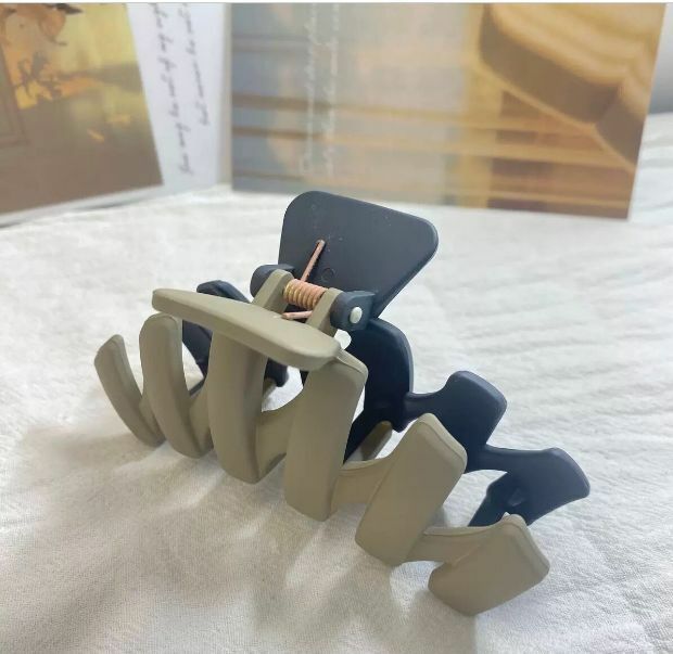 Hot Selling Irregular Color Blocking and Contrasting Color Shark Hair Clip (Gray Double Block)