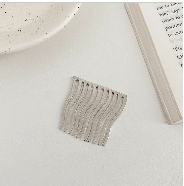 Hot selling simple metal seamless inverted comb (silver)