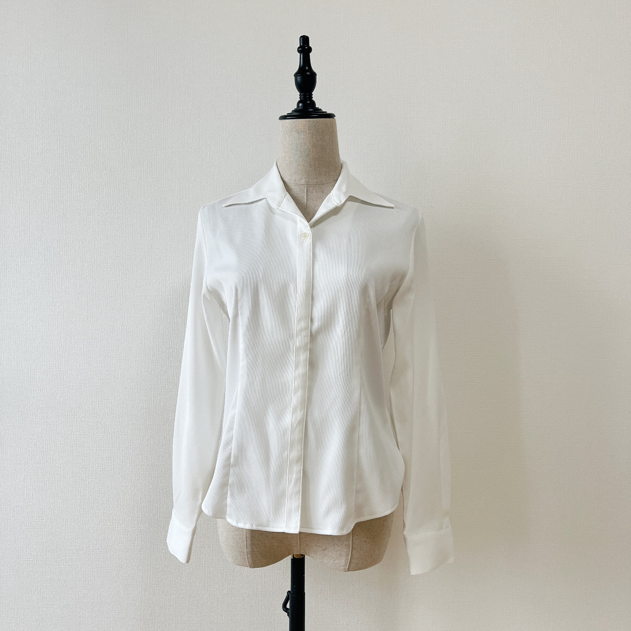 白色大尖領上衣