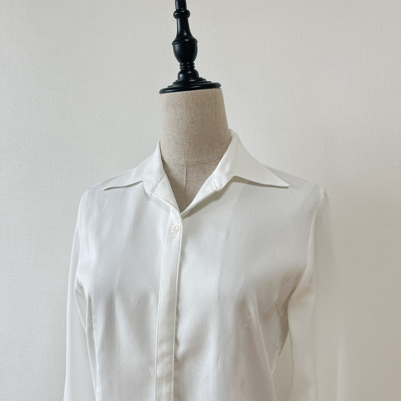 白色大尖領上衣