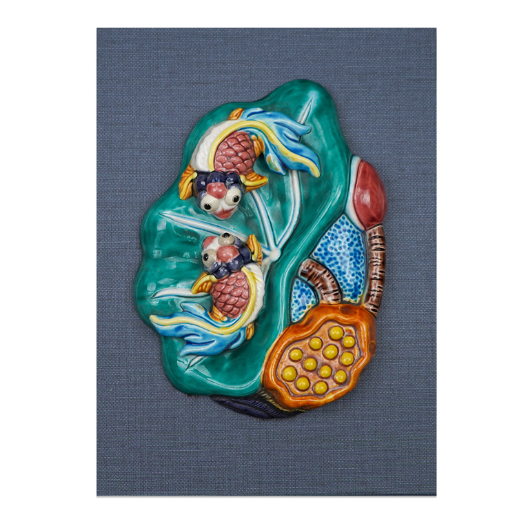 鹿港窯禮品館推出無邊際框交趾陶「雙魚戲荷」祝願連年有餘的藝術品