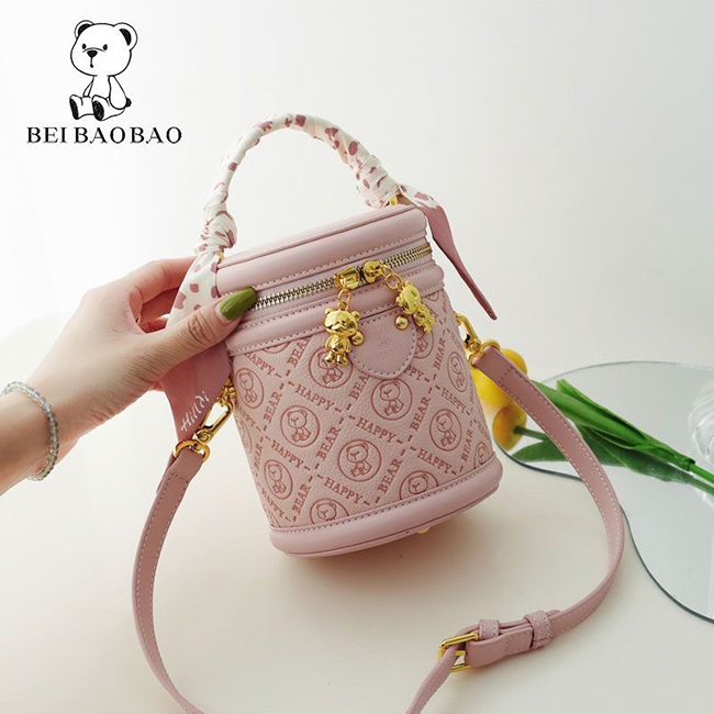 質感小熊壓花手提斜揹筆筒包-現貨快速出貨