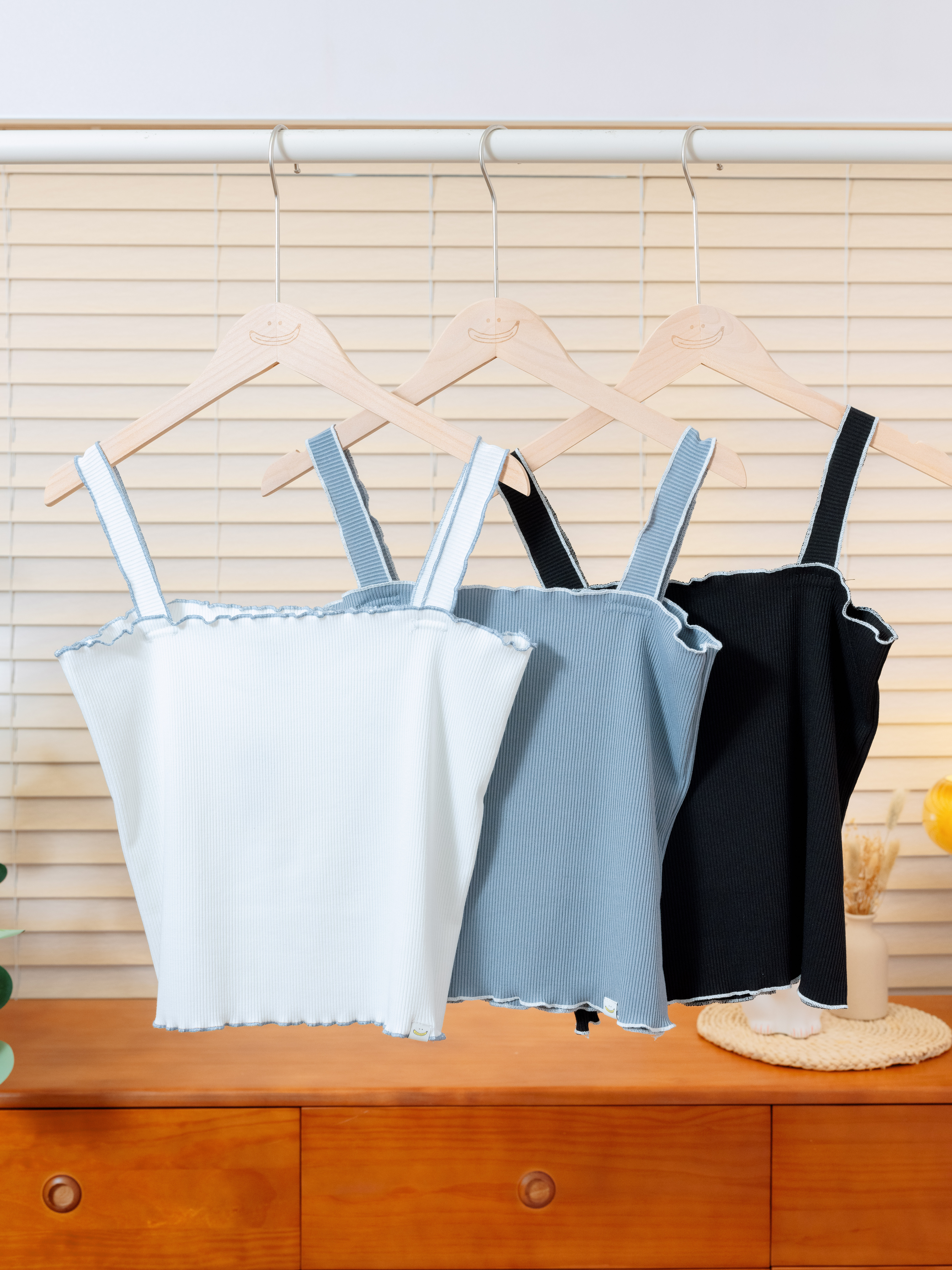 三色 / Basic直坑紋木耳邊背心/ Basic Soft Ruffle Vest