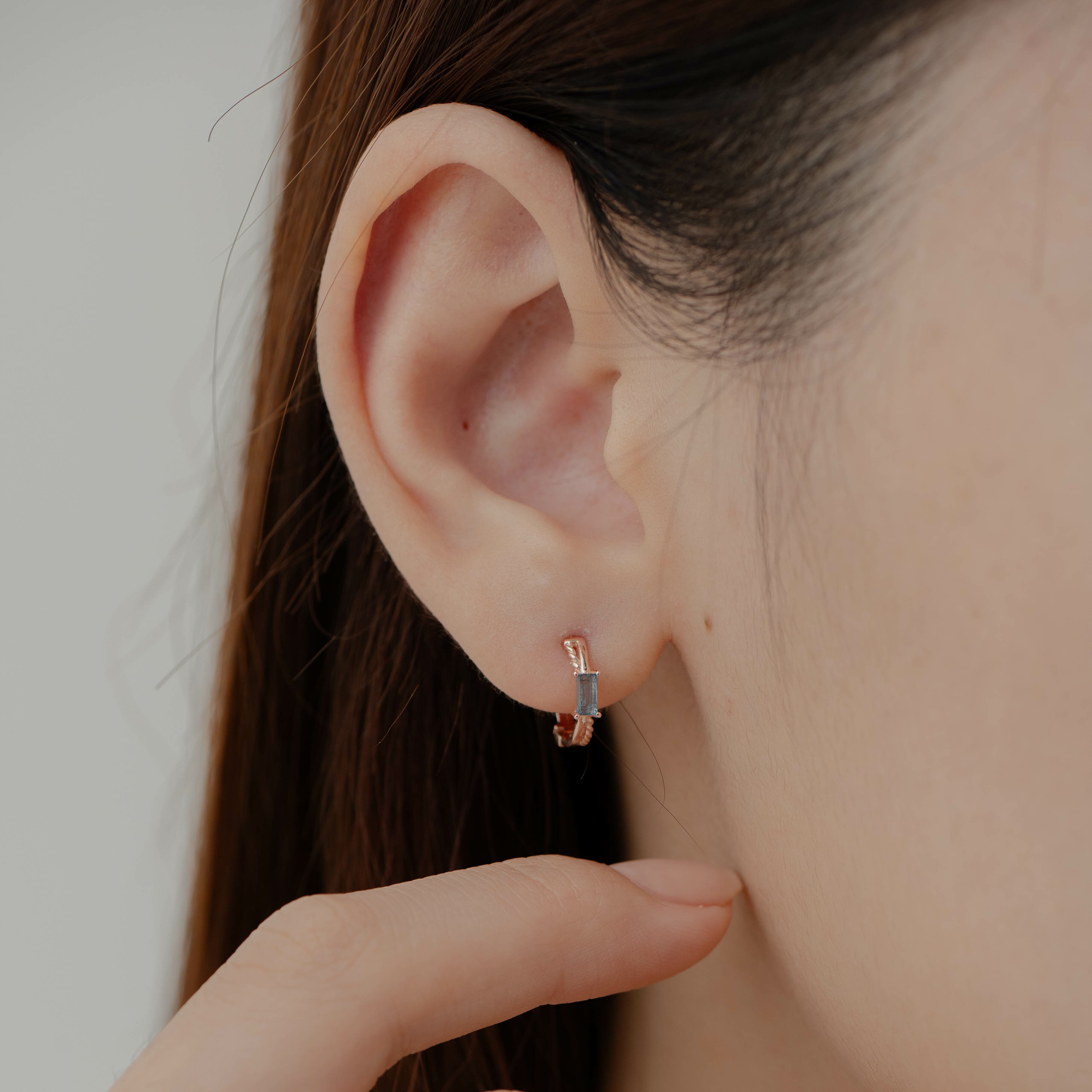 交錯麻花Baguette倫敦托帕石耳圈