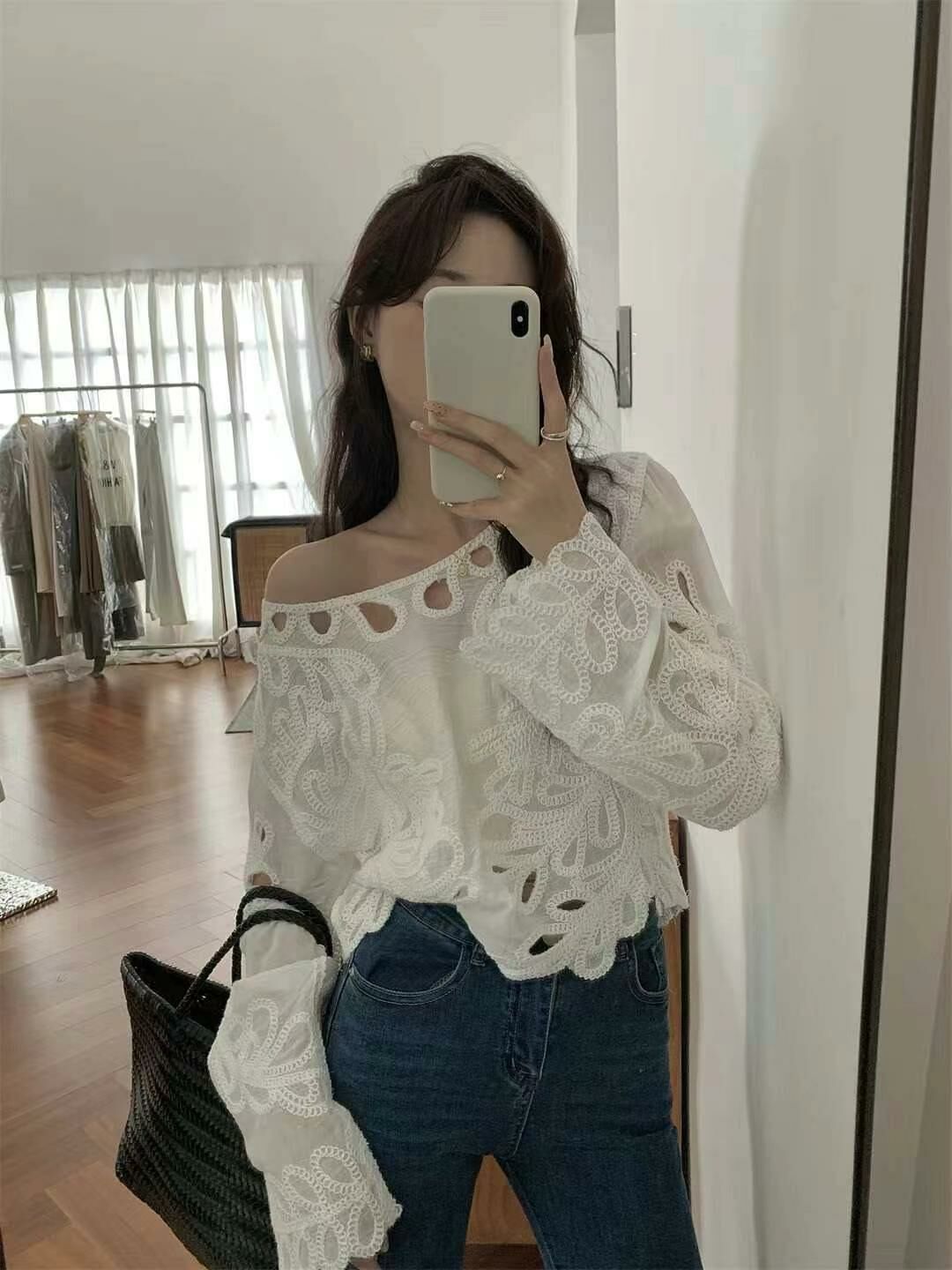 通花刺繡波浪袖口上衣(白色)