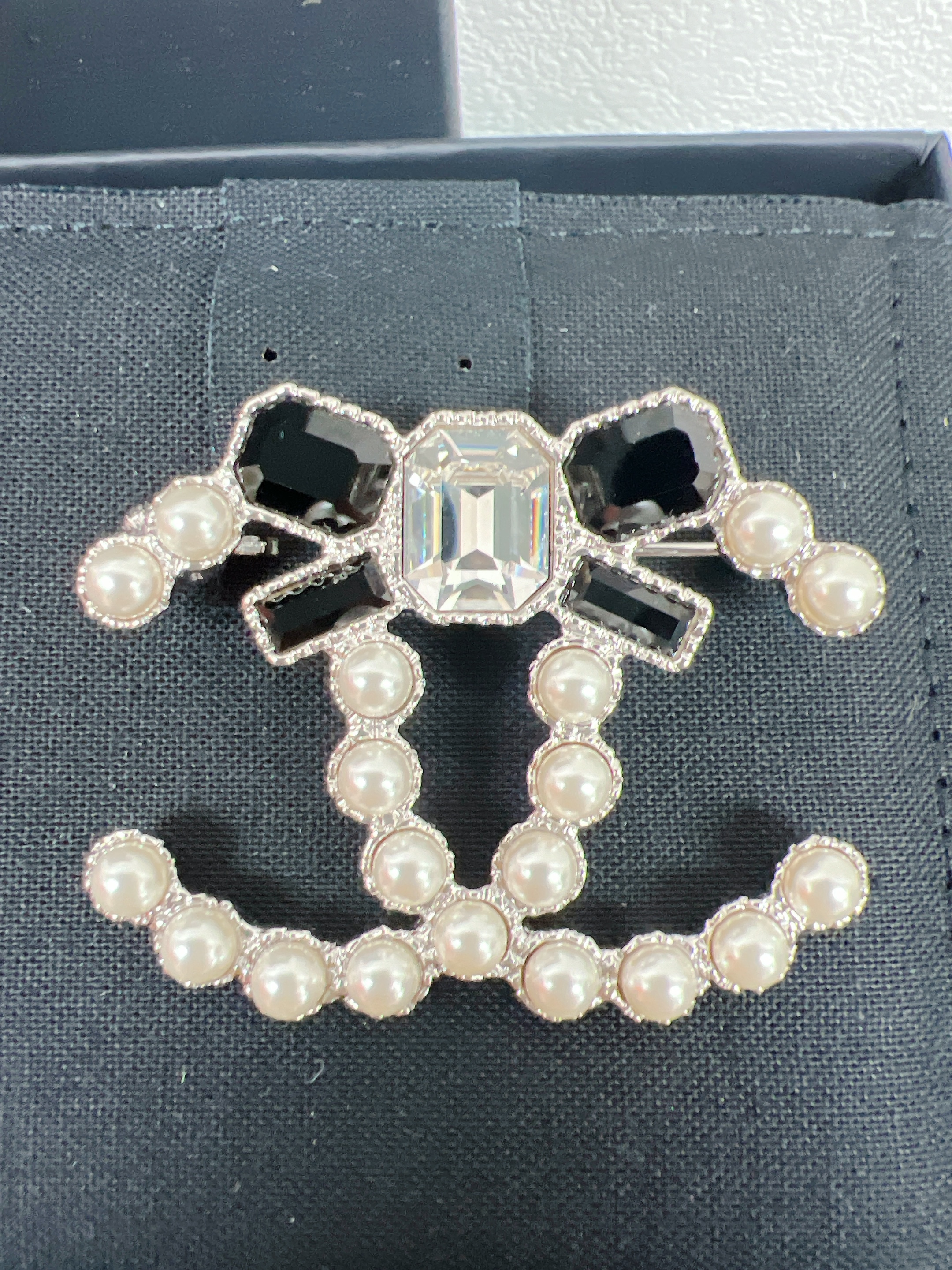 *Unused* Chanel 23k brooch ribbon crystal