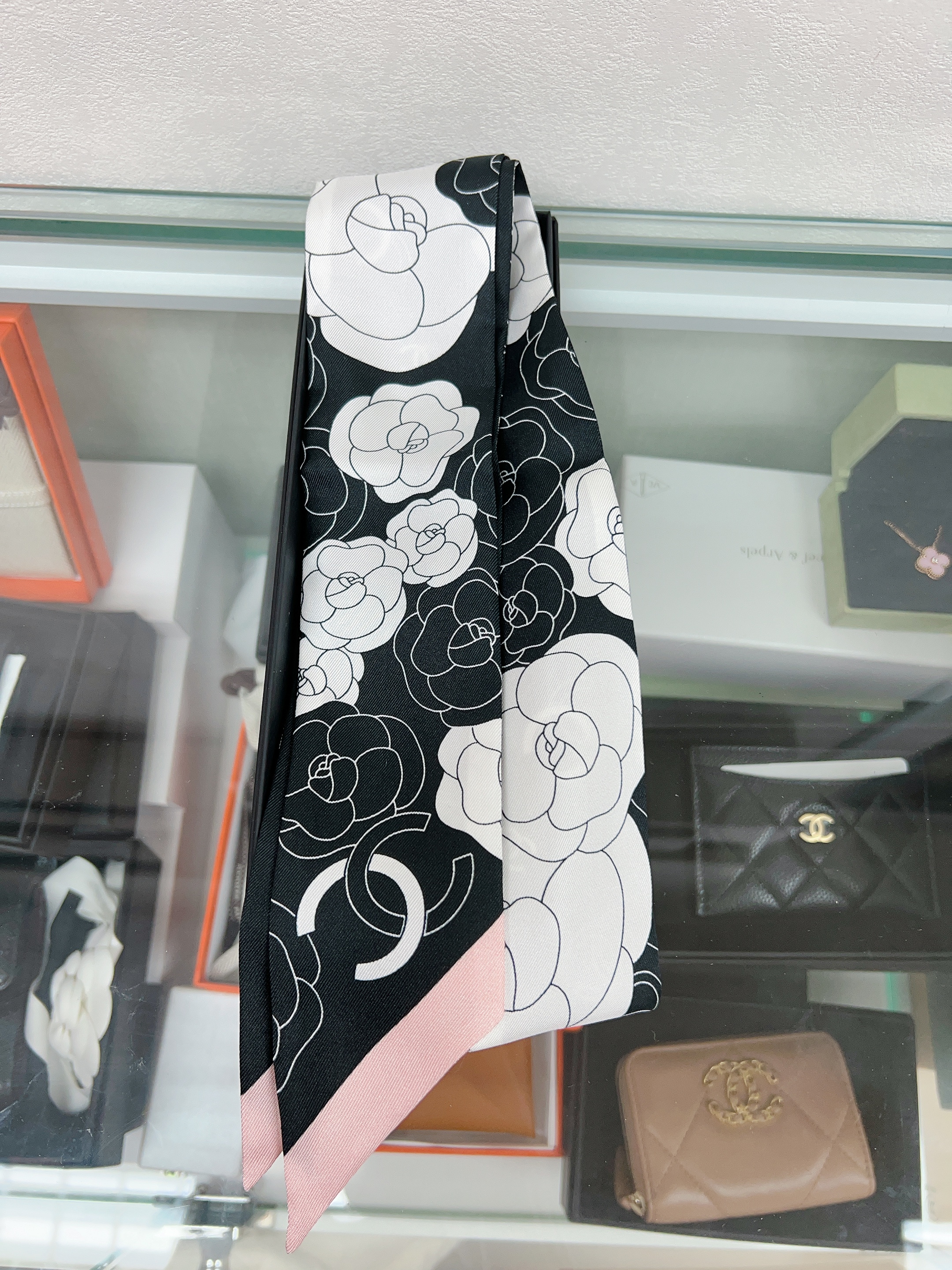 *Unused*Chanel twilly black camellia