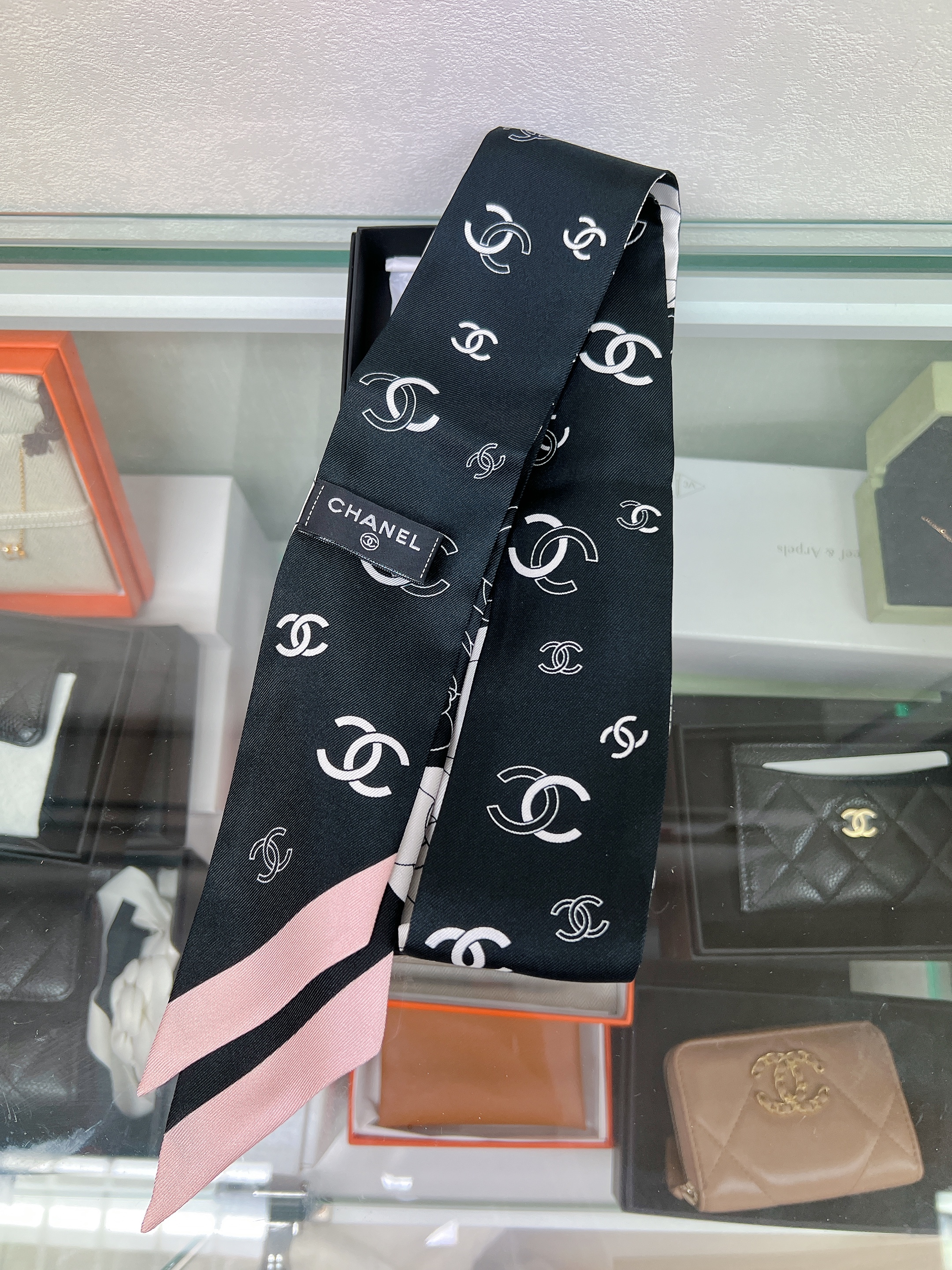 *Unused*Chanel twilly black camellia
