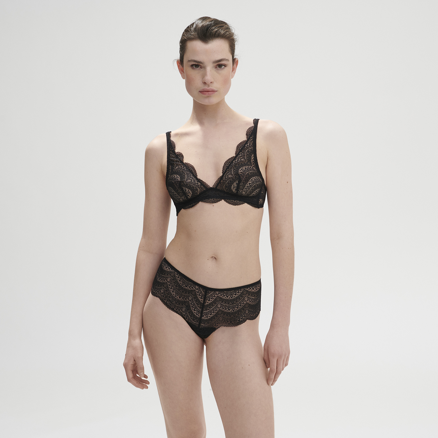 KARMA 出色 三角罩杯無鋼圈胸罩 經典黑