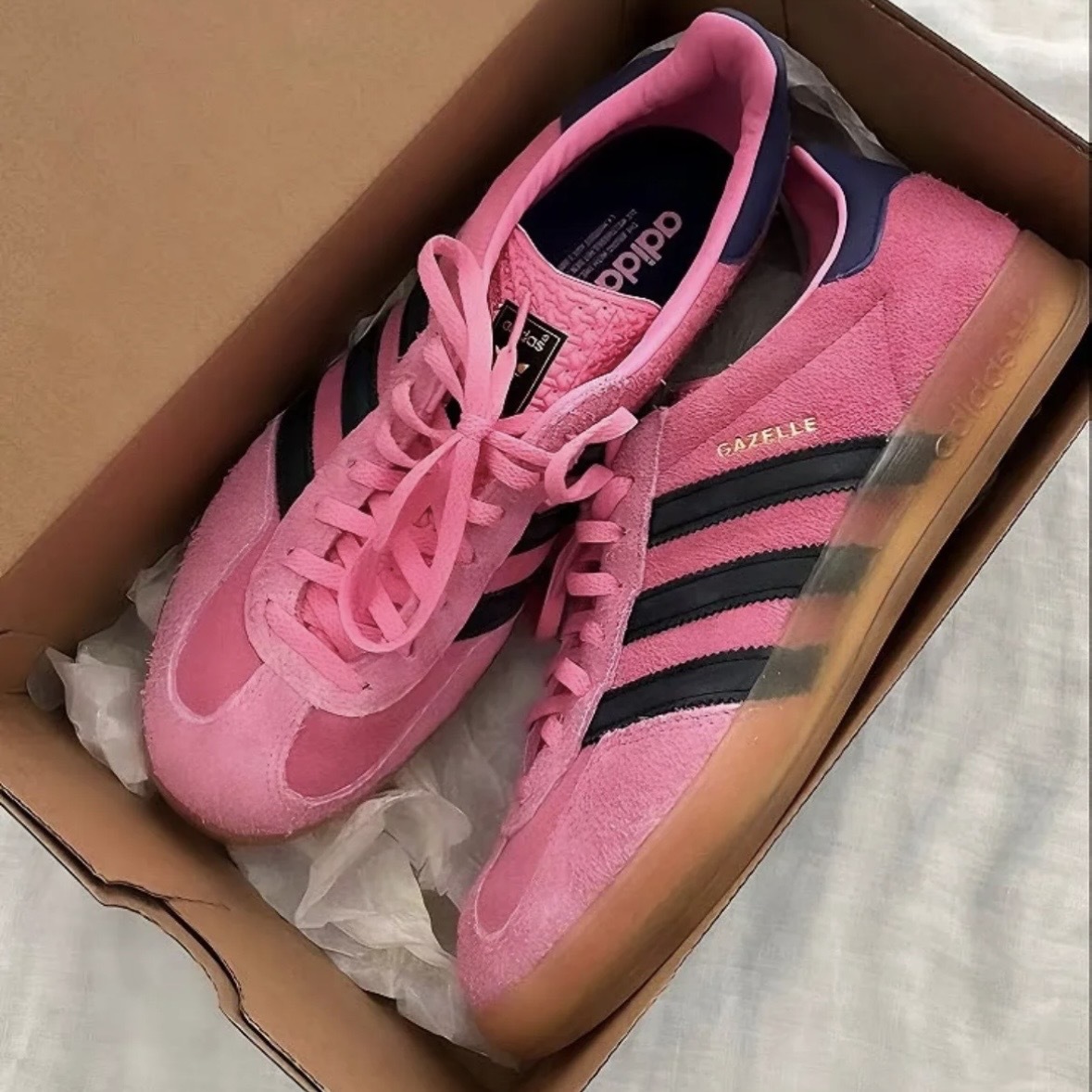 【逢甲 FUZZY】 W Adidas Gazelle "Bliss Pink" 粉黑 生膠底 IE7002
