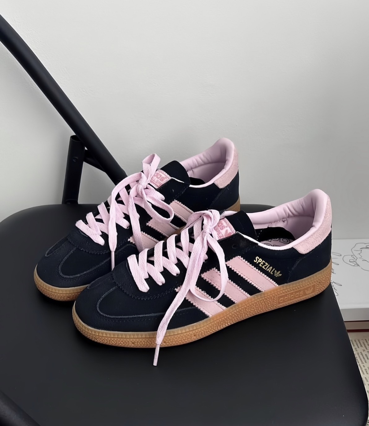 預購 ADIDAS HANDBALL SPEZIAL 黑 粉 焦糖底 BP色 女鞋 IE5897