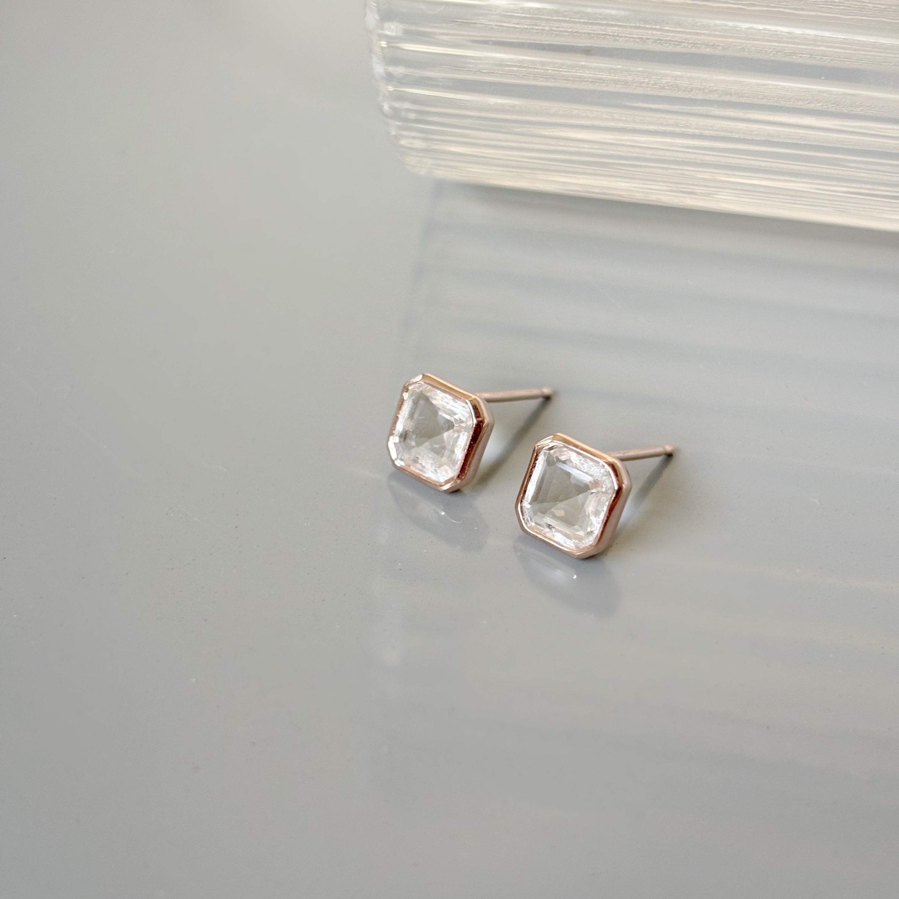 簡約Asscher白水晶貼耳耳環