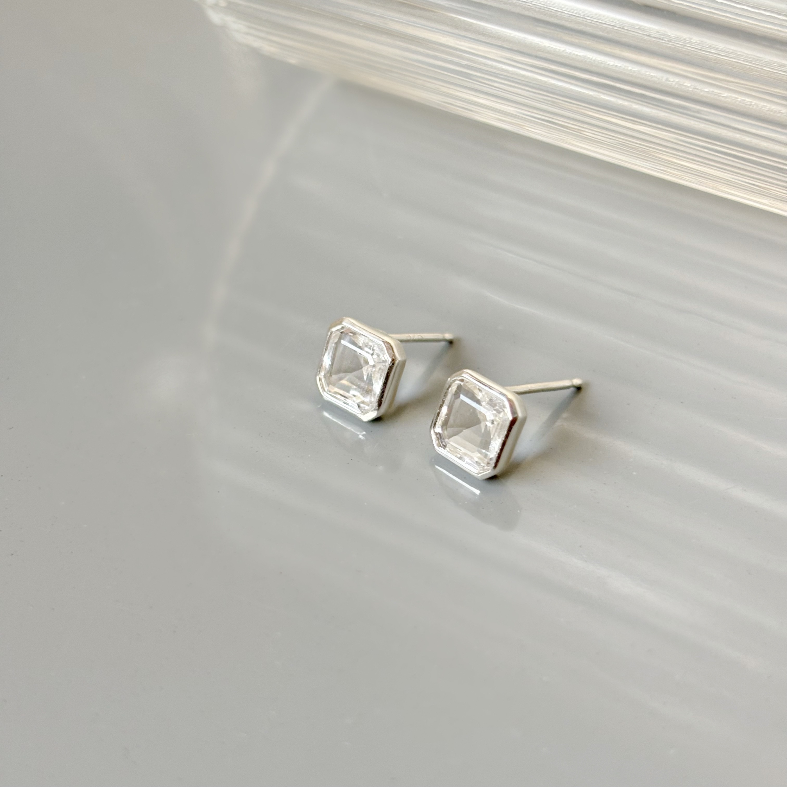 簡約Asscher白水晶貼耳耳環