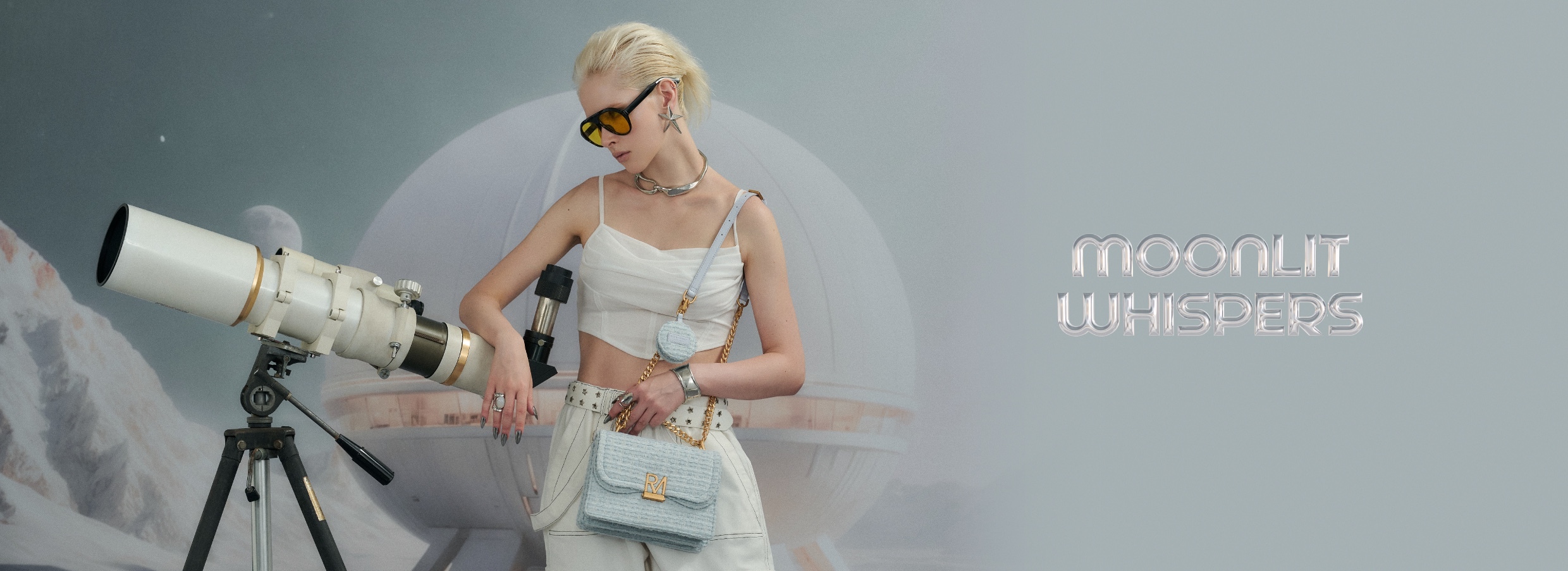 模特兒倚靠者望遠鏡，背著Elly雙層斜背包(毛呢)