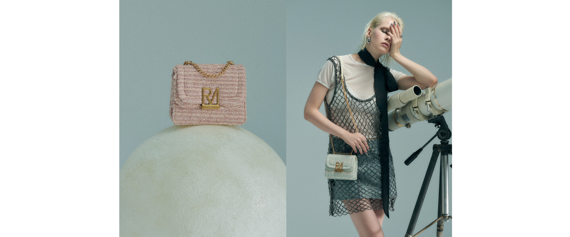 模特兒倚靠者望遠鏡，背著Elly雙層斜背包(S)(毛呢)與包款近照