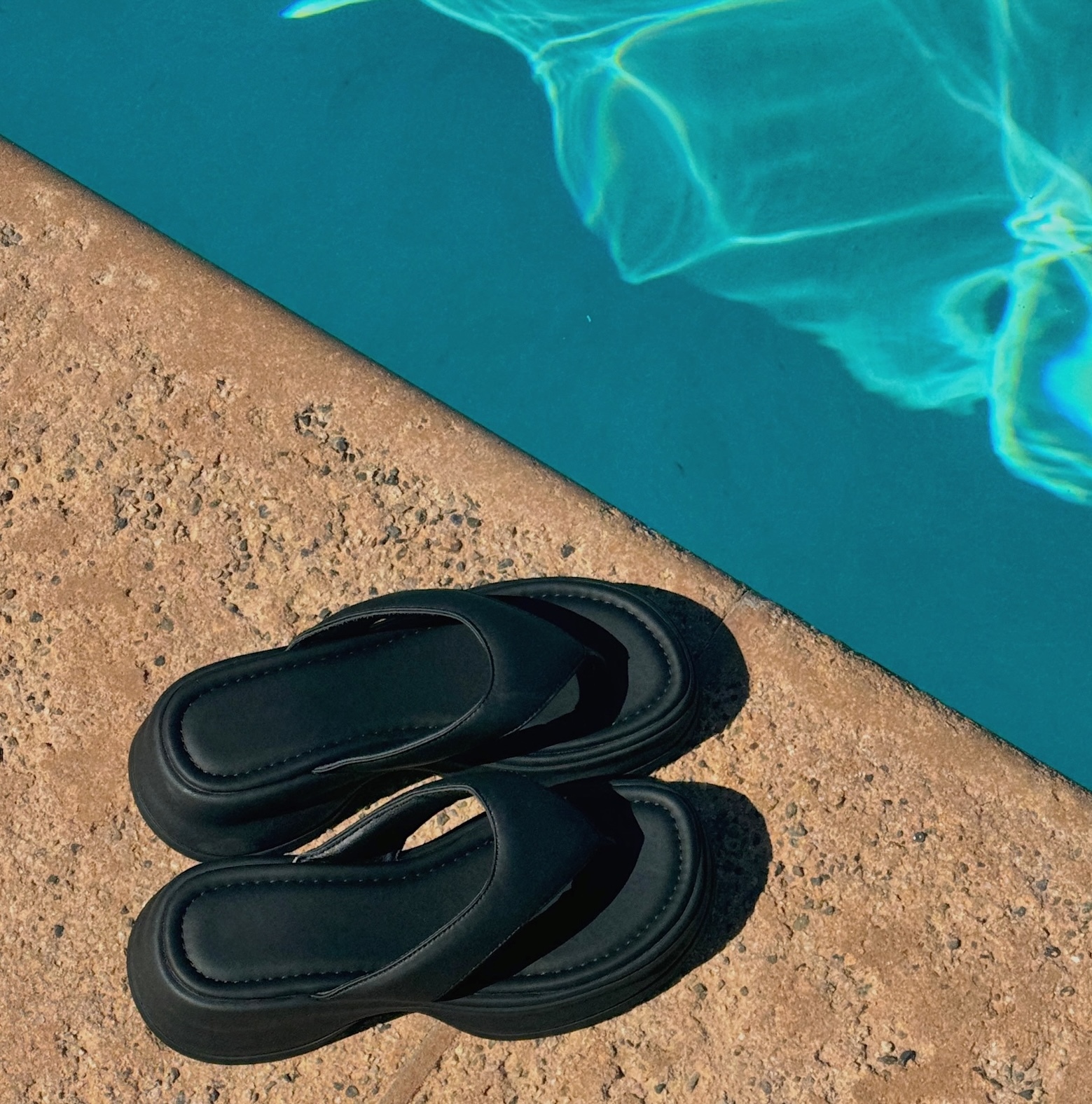 皮質厚底夾腳拖涼鞋