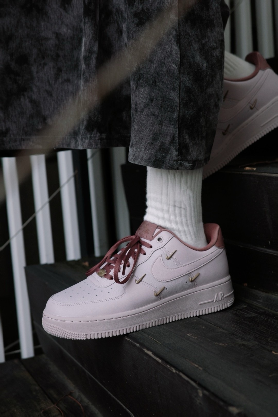 NIKE AIR FORCE 1 Pink Oxford  藕粉 玫瑰粉 古銅勾 四勾 低筒休閒鞋【HF0735-001】AF1