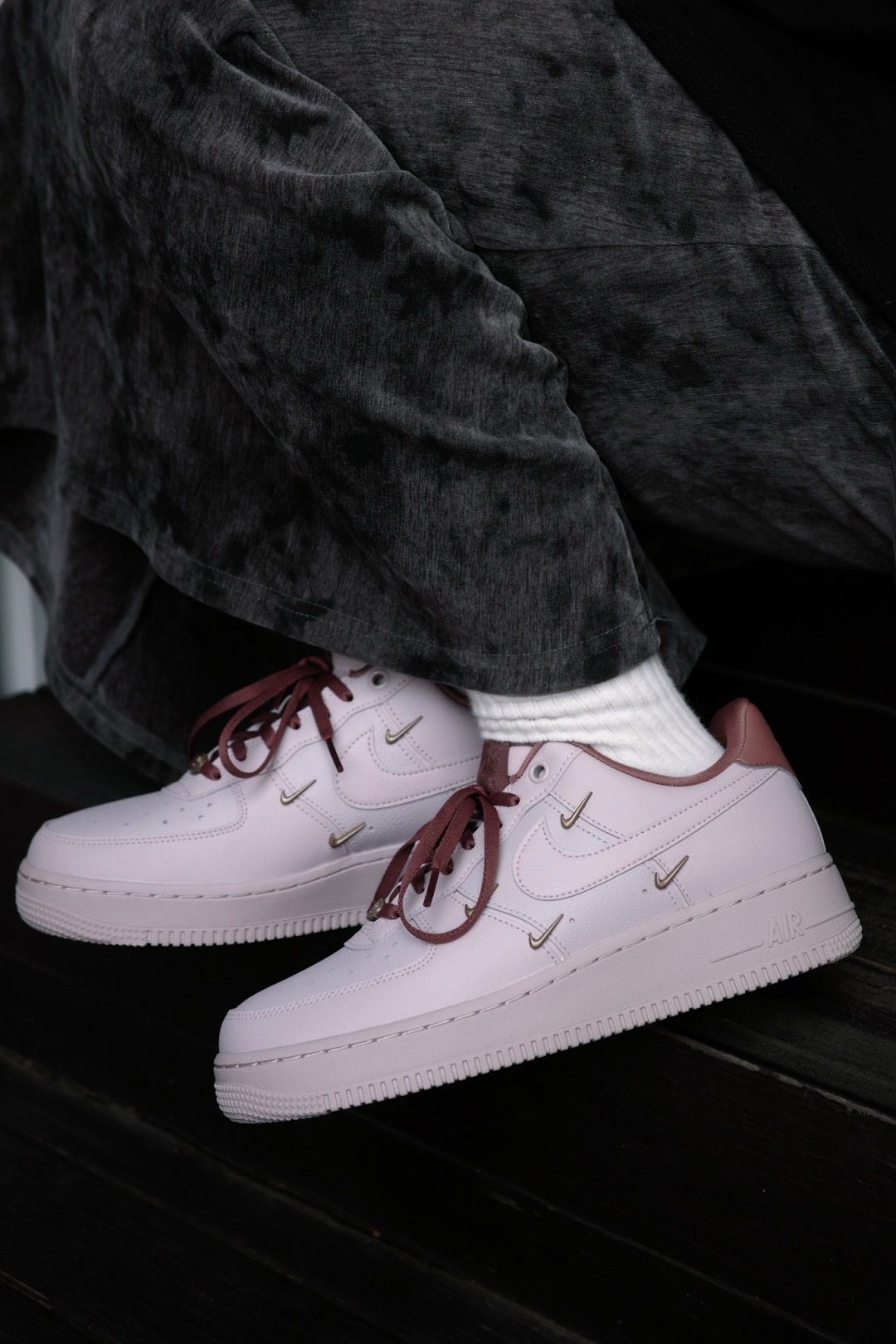NIKE AIR FORCE 1 Pink Oxford  藕粉 玫瑰粉 古銅勾 四勾 低筒休閒鞋【HF0735-001】AF1