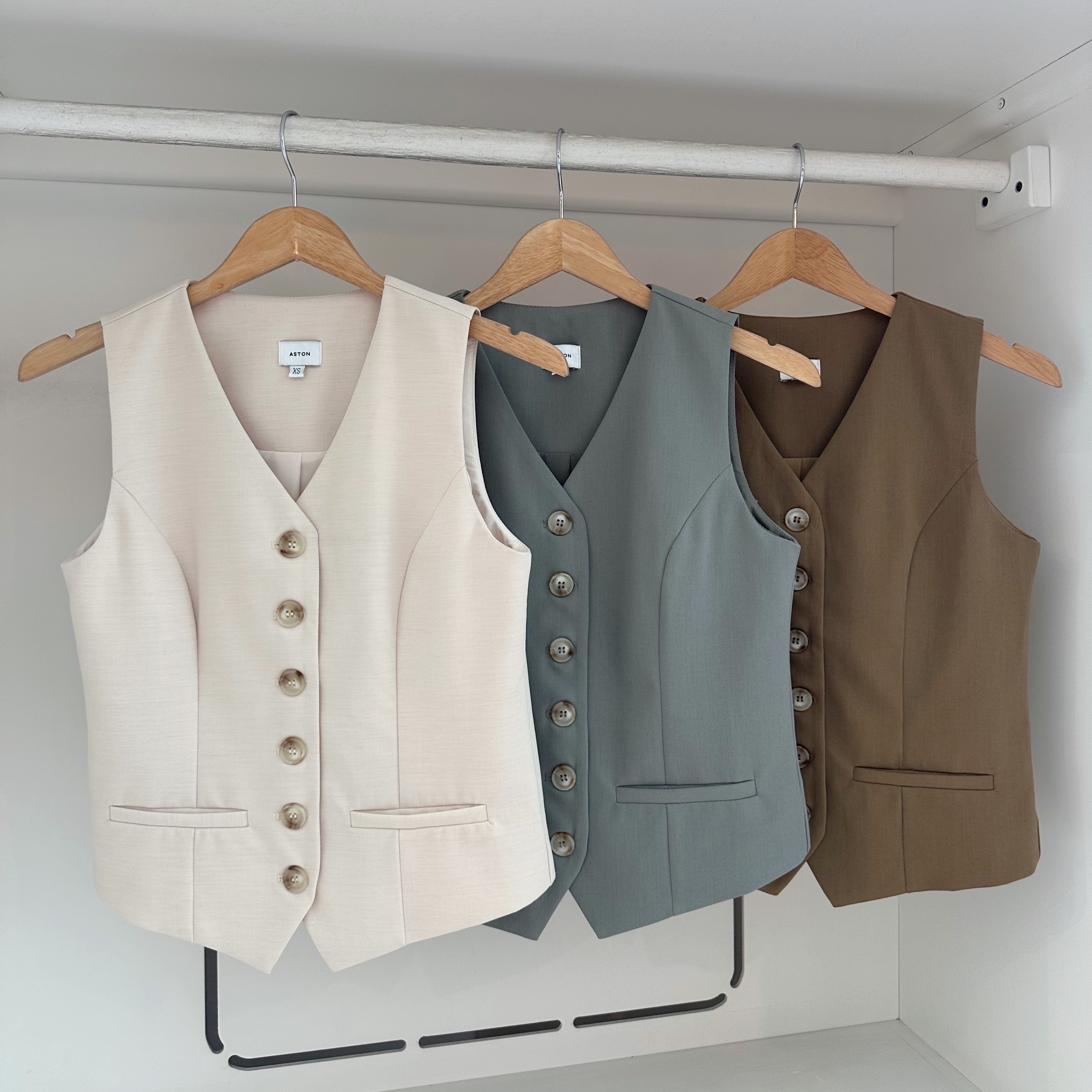 SLEEVELESS BUTTON UP VEST