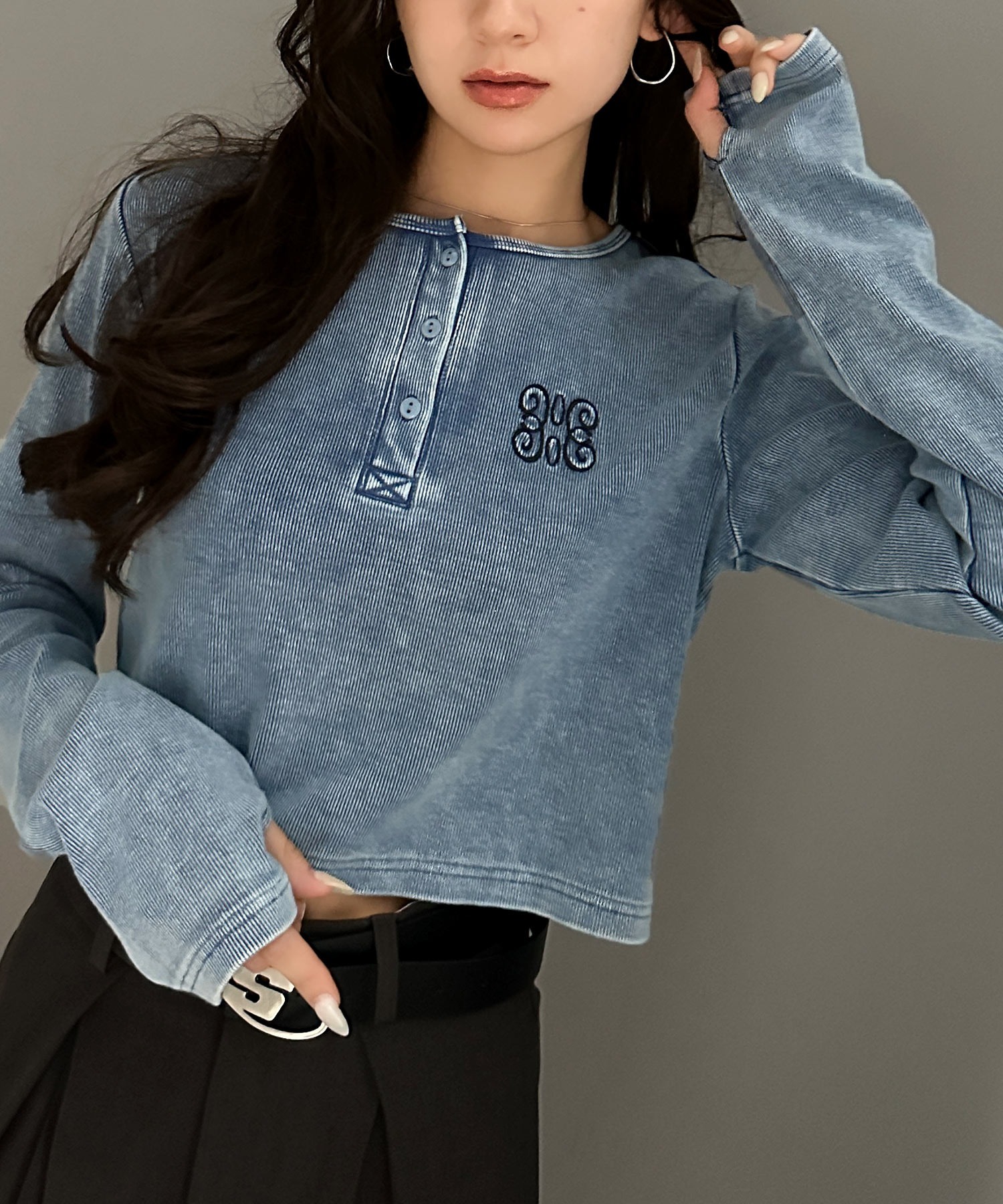 日本🇯🇵連線 Mily Bilet 刺繡直條紋薄長袖 半排扣 短版 4色(任買兩件711免運)/預購