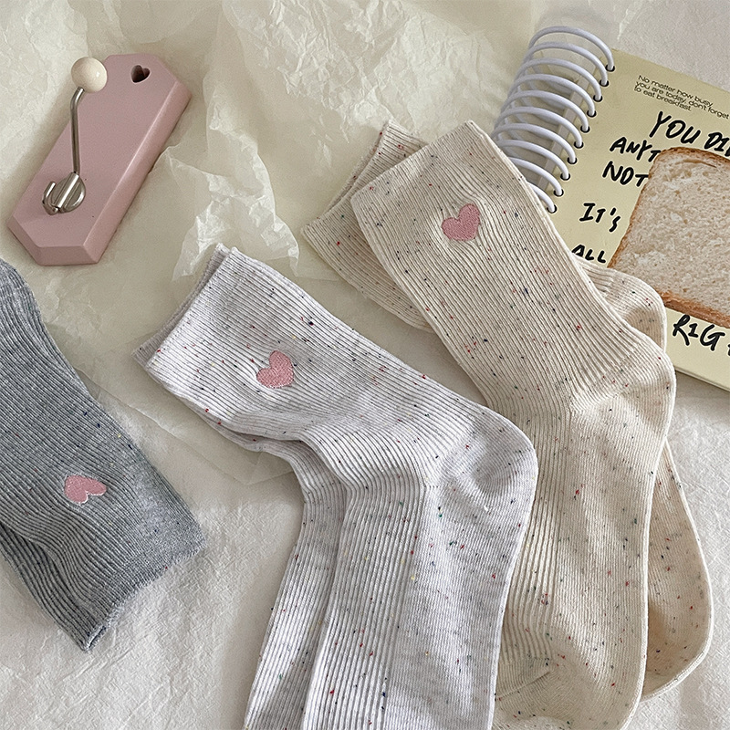 《4732》♾️INS雙針薄款愛心刺繡學院風中筒襪